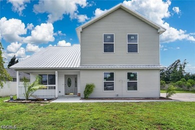 This beautifully renovated move in ready home offers 3 bedrooms - photo 1