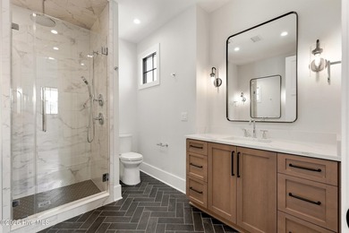 Luxury, location, and low-maintenance living come together - photo 33