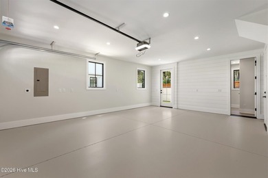 Luxury, location, and low-maintenance living come together - photo 41