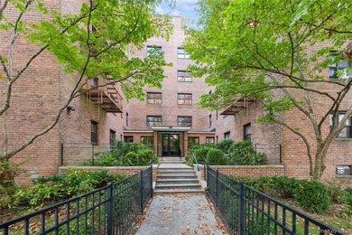 **Beautiful Two-Bedroom Co-Op in New Rochelle Near Iona - photo 2