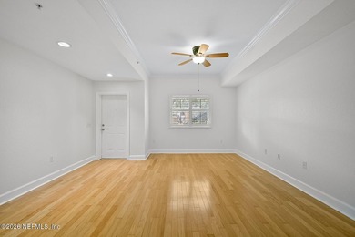 Welcome to Il Villagio, an exclusive man-gated community - photo 4