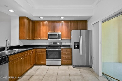 Welcome to Il Villagio, an exclusive man-gated community - photo 7
