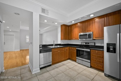Welcome to Il Villagio, an exclusive man-gated community - photo 8