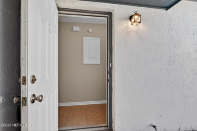 Welcome to this inviting townhouse with a smart, functional - photo 10