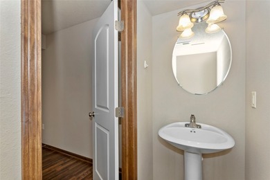 Extremely well maintained 3 bedroom end unit townhome with 2 car - photo 17