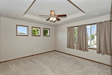 Extremely well maintained 3 bedroom end unit townhome with 2 car - photo 18