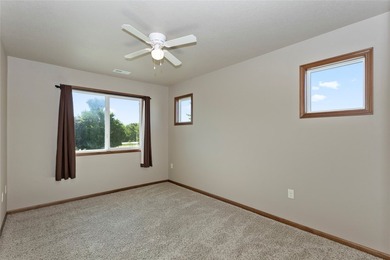 Extremely well maintained 3 bedroom end unit townhome with 2 car - photo 22