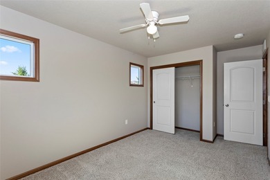 Extremely well maintained 3 bedroom end unit townhome with 2 car - photo 23