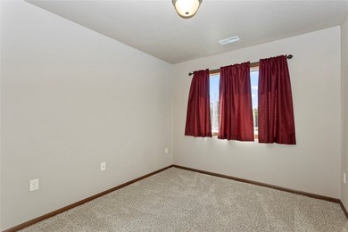Extremely well maintained 3 bedroom end unit townhome with 2 car - photo 24