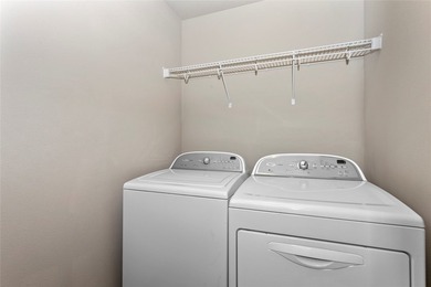 Extremely well maintained 3 bedroom end unit townhome with 2 car - photo 26