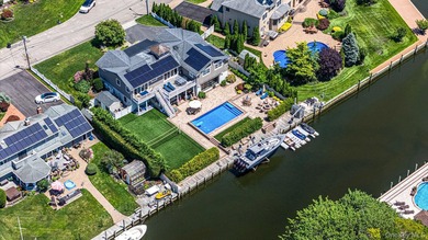 Welcome to Paradise Point living at its finest! This impressive - photo 2