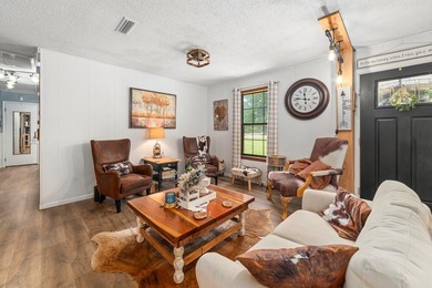 MOTIVATED SELLER!!! Charming 3 bedroom, 2 bath cottage full of - photo 4