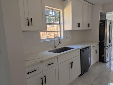 Gorgeous Sun filled house, with 2 living rooms, 3 bedrooms and 2 - photo 2