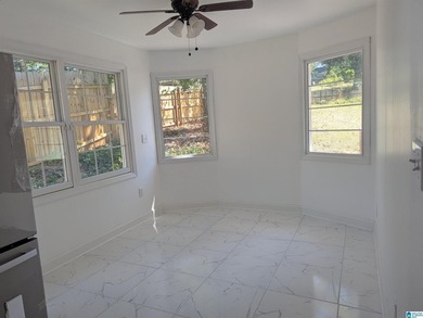 Gorgeous Sun filled house, with 2 living rooms, 3 bedrooms and 2 - photo 4