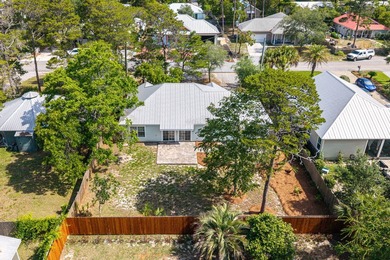 Charming coastal cottage just a few blocks from the sugar-white - photo 39