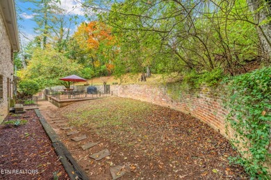 Bring your Buyers! Experience covered-front porch sitting at its - photo 49