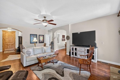 A home designed for adventure, comfort, and entertaining - photo 11
