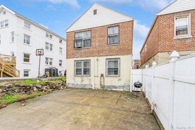 Nestled in the Wakefield neighborhood of the Bronx, 4121 Grace - photo 38