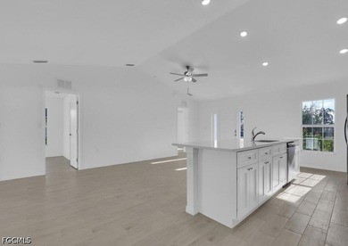 Nueva y hermosa casa FRENTE AL AGUA, de 4 habitaciones y 3 banos - photo 2