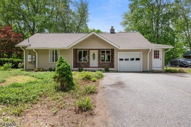 Charming Lakefront cottage home in the Mount Laurel Estates - photo 4