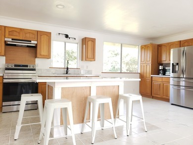 Bright and clean 3 bed/3 bath house on Lush One-Acre Property - photo 4