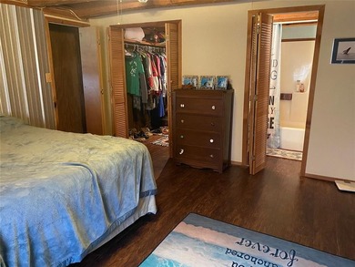 Log cabin ready to enjoy. Lake views and great location with - photo 4