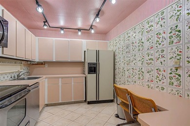 Wonderful 2 bedroom/ 2 bath condo in Bayshore Place with