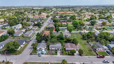 Welcome to this charming 3-bedroom, 1-bathroom home perfectly - photo 32