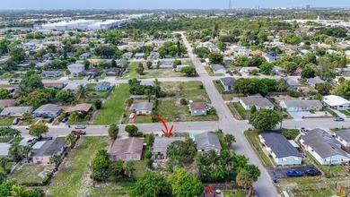 Welcome to this charming 3-bedroom, 1-bathroom home perfectly - photo 37