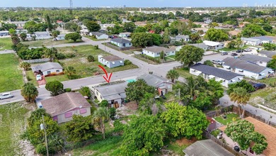 Welcome to this charming 3-bedroom, 1-bathroom home perfectly - photo 39