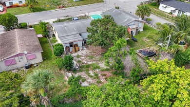Welcome to this charming 3-bedroom, 1-bathroom home perfectly - photo 40