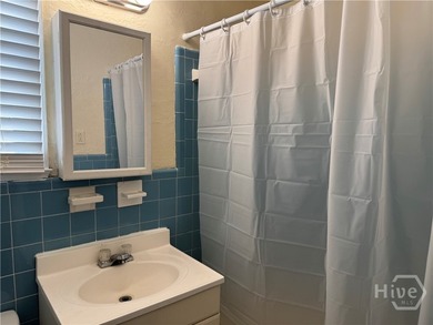 Charming duplex, offering 2 beds & 1 bath for each unit. Great - photo 11