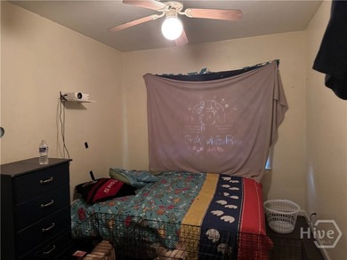 Charming duplex, offering 2 beds & 1 bath for each unit. Great - photo 17