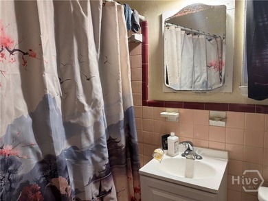 Charming duplex, offering 2 beds & 1 bath for each unit. Great - photo 18