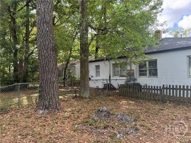 Charming duplex, offering 2 beds & 1 bath for each unit. Great - photo 19