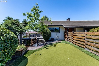 Experience the perfect blend of timeless mid-century modern - photo 27