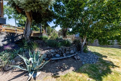 Experience the perfect blend of timeless mid-century modern - photo 32