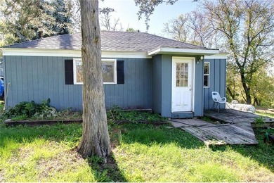 Late 19th Century property with many huge mature trees on - photo 33