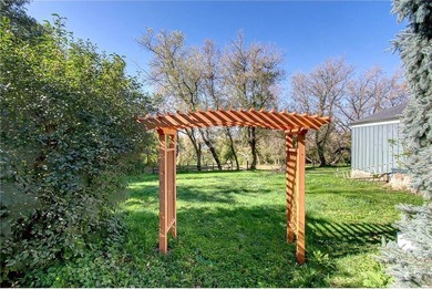 Late 19th Century property with many huge mature trees on - photo 35