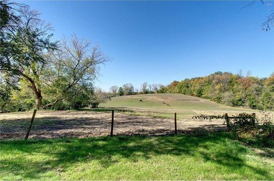 Late 19th Century property with many huge mature trees on - photo 44