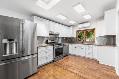 Discover this charming, spacious & character-filled Mid-Century - photo 9