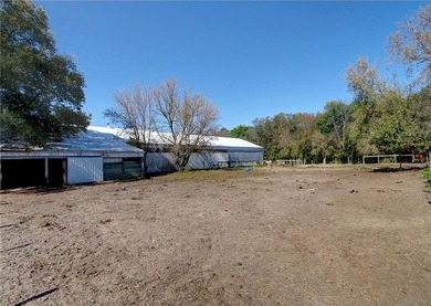 Late 19th Century property with many huge mature trees on - photo 49