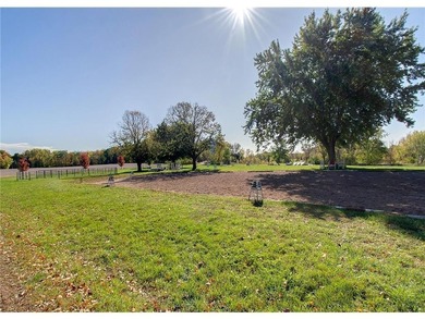 Late 19th Century property with many huge mature trees on - photo 51