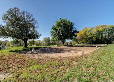 Late 19th Century property with many huge mature trees on - photo 53