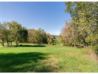 Late 19th Century property with many huge mature trees on - photo 60