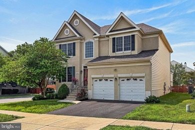 Beautiful Colonial located on a premium corner lot in the highly - photo 2
