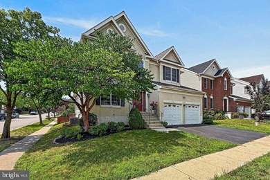 Beautiful Colonial located on a premium corner lot in the highly - photo 3