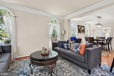 Beautiful Colonial located on a premium corner lot in the highly - photo 9