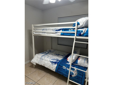 Adorable waterfront 2/2 + den. Den can be used as a 3rd bedroom - photo 4