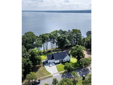 Welcome to luxury lakefront living in the highly sought-after - photo 3